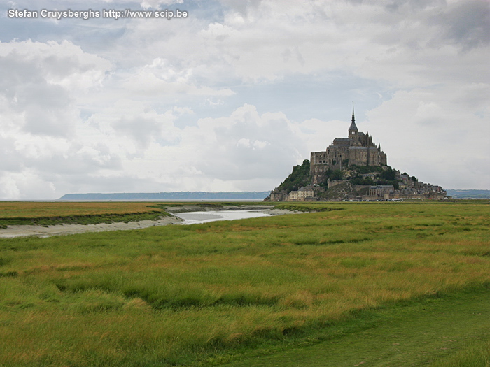 Mont Saint Michel Gelegen op een rotsmassa in de zandbanken tussen Normandië en Brittanië staat de gotische abdij gewijd aan de artsengel St Michael samen met de stad die omringd wordt door hoge vestigingsmuren. Mont Saint Michel werd gebouwd tussen de 11e en 16e eeuw en momenteel is het Frankrijk's grootste toeristische attractie. Bovendien staat het ook op de lijst van het werelderfgoed van de UNESCO. Stefan Cruysberghs